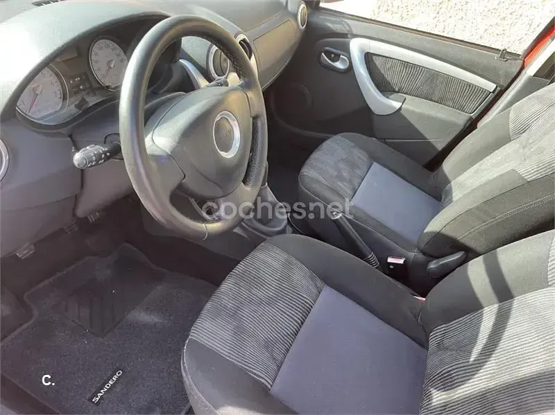 Usado Dacia Sandero Base 75 CV (55 kW) 2010 Rojo Berlina