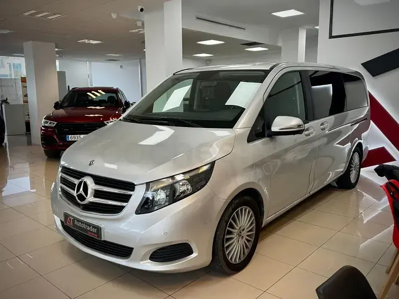 Usado Mercedes V220 Avantgarde 163 CV (119 kW) 2019 Gris / plata Monovolumen