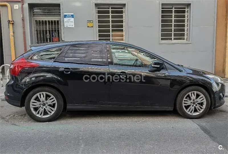 Usado Ford Focus Trend 95 CV (69 kW) 2011 Negro Berlina
