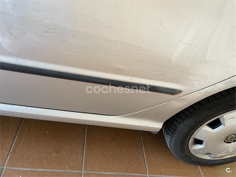 Usado Skoda Fabia Comfort 64 CV (47 kW) 2001 Gris / plata Berlina