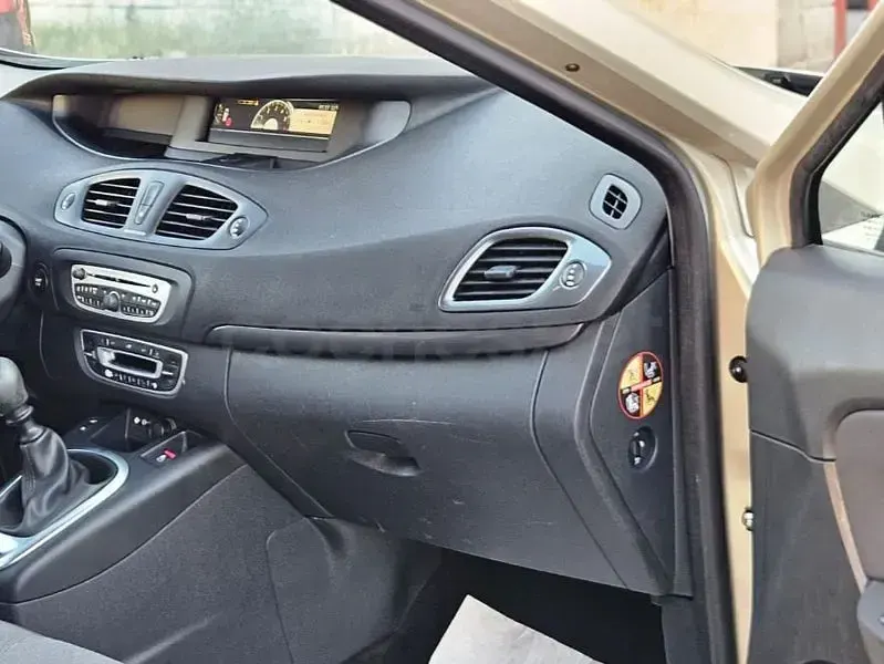 Usado Renault Scénic III Dynamique 110 CV (80 kW) 2012 Beige Monovolumen