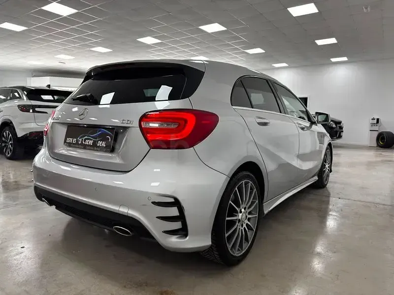 Usado Mercedes A180 AMG line 109 CV (80 kW) 2015 Gris / plata Utilitario