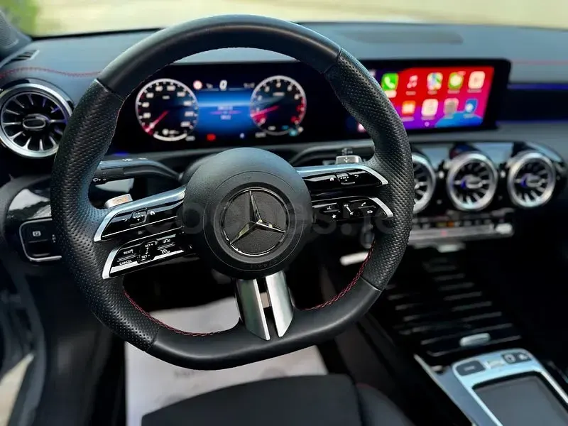 Usado Mercedes CLA200 163 CV (119 kW) 2025 Gris / plata Berlina
