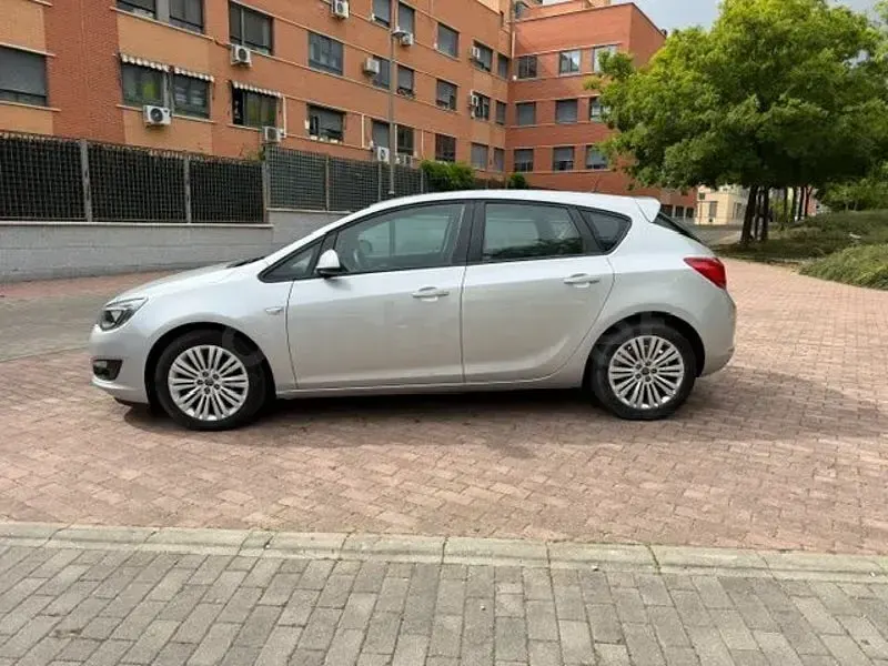 Usado Opel Astra Selective 116 CV (85 kW) 2015 Gris / plata Berlina