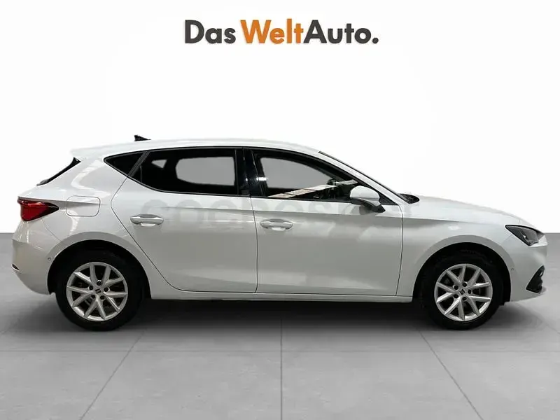 Usado Seat Leon Style 130 CV (95 kW) 2023 Blanco Berlina