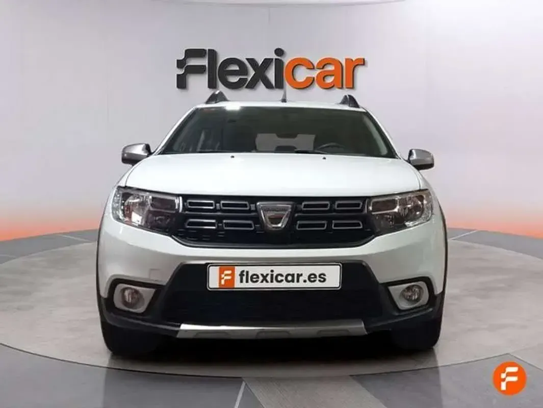 Usado Dacia Sandero Comfort 90 CV (66 kW) 2019 Blanco Utilitario