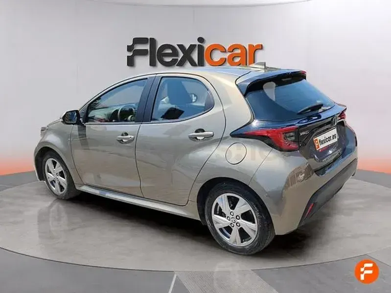 Usado Toyota Yaris Hybrid Active 116 CV (85 kW) 2025 Marrón Berlina