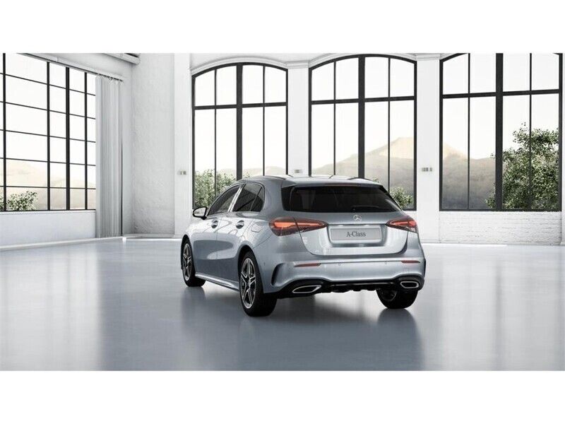 Usado Mercedes A180 AMG line 116 CV (85 kW) 2024 Plateado Berlina