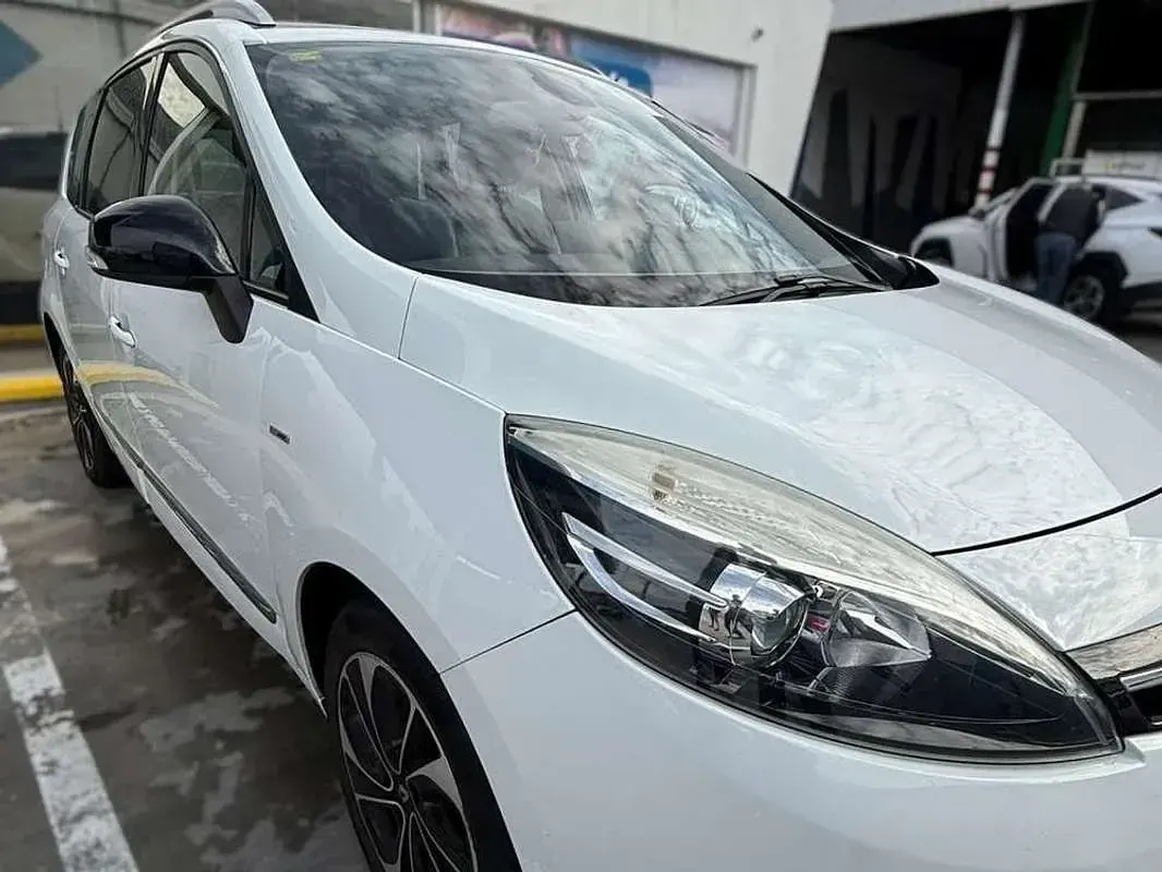 Usado Renault Scénic Bose Edition 132 CV (97 kW) 2015 Blanco Monovolumen