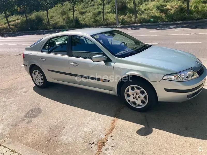 Usado Renault Laguna II Expression 136 CV (100 kW) 2004 Gris / plata Berlina