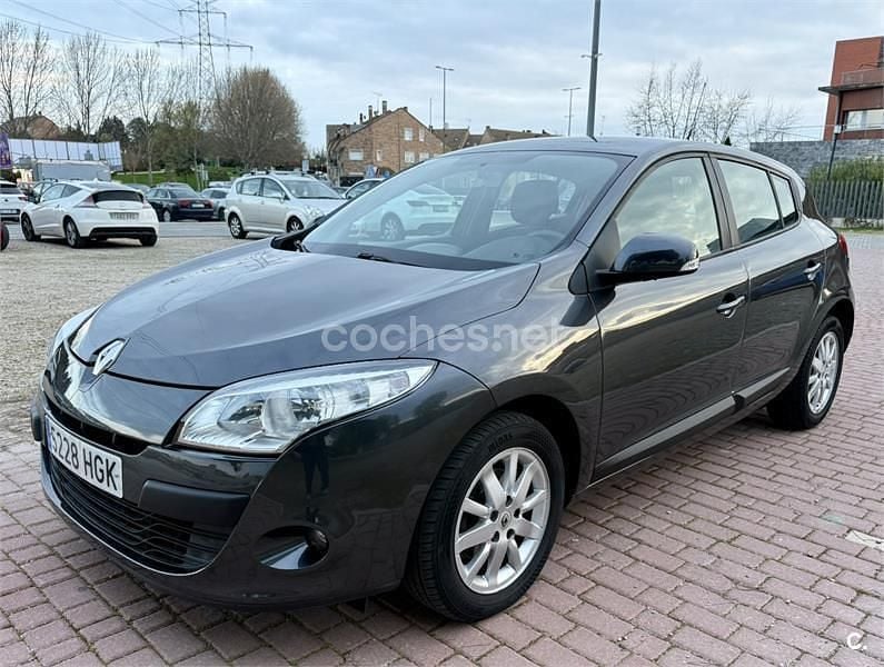 Usado Renault Mégane Authentique 100 CV (73 kW) 2011 Gris / plata Berlina