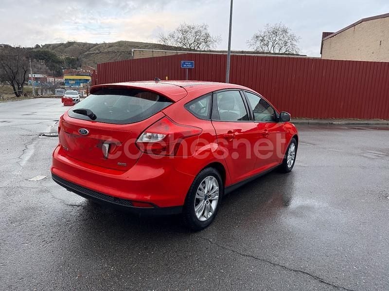 Usado Ford Focus Trend 100 CV (73 kW) 2013 Rojo Berlina