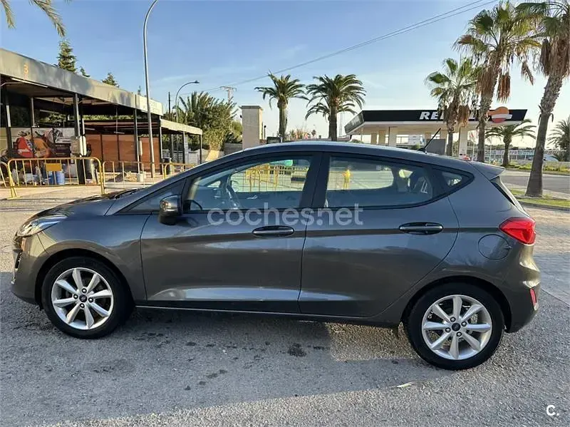 Usado Ford Fiesta Trend 85 CV (62 kW) 2020 Gris / plata Utilitario