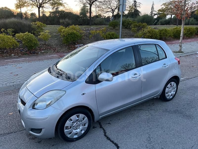 Usado Toyota Yaris Live 90 CV (66 kW) 2010 Gris / plata Berlina