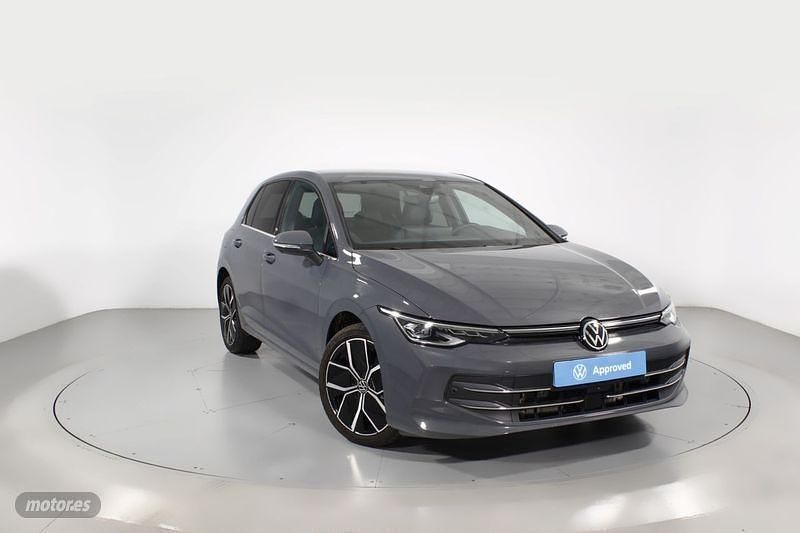 Gris Usado 2024 VW Golf VIII Berlina | 33.900 € (Caro) - Imagen 1/4