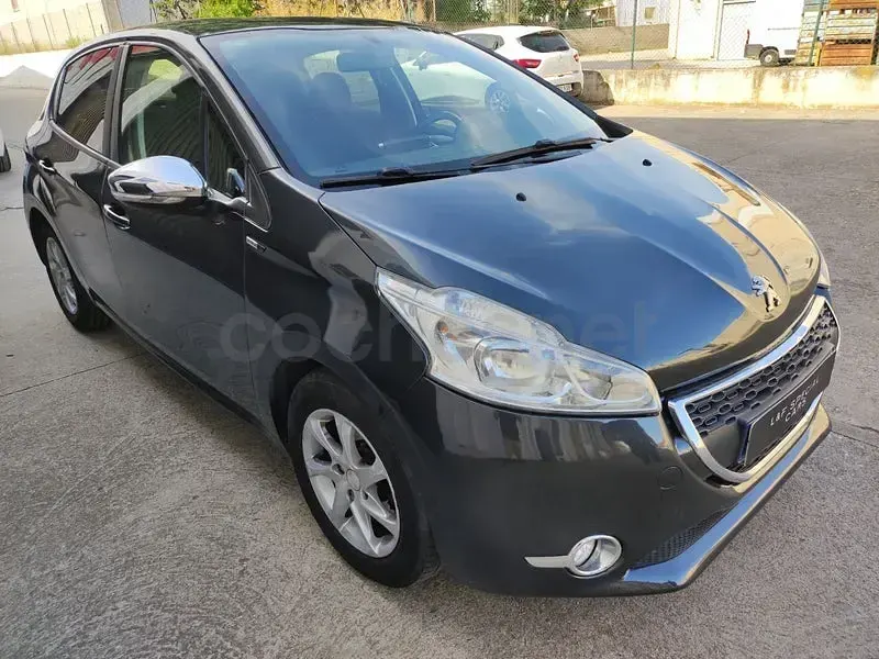 Usado Peugeot 208 Active 82 CV (60 kW) 2015 Gris / plata Utilitario