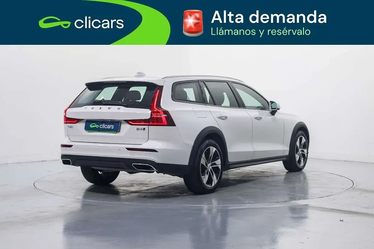 Usado Volvo V60 CC Core 197 CV (144 kW) 2022 Blanco Familiar