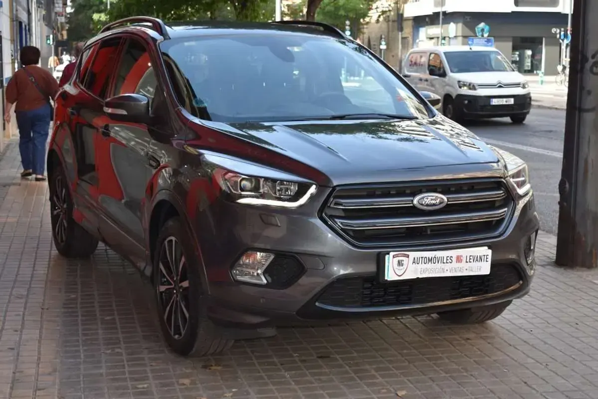 Usado Ford Kuga ST-Line 150 CV (110 kW) 2018 Gris SUV