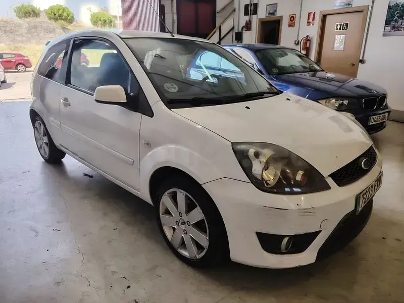 Usado Ford Fiesta Futura 68 CV (50 kW) 2007 Blanco Utilitario