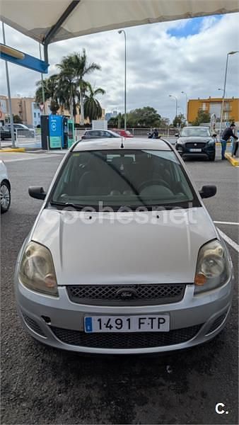 Usado Ford Fiesta Ambiente 70 CV (51 kW) 2007 Gris / plata Utilitario