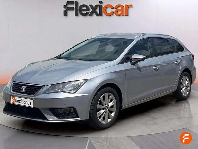 Usado Seat Leon ST Style 131 CV (96 kW) 2020 Gris Familiar