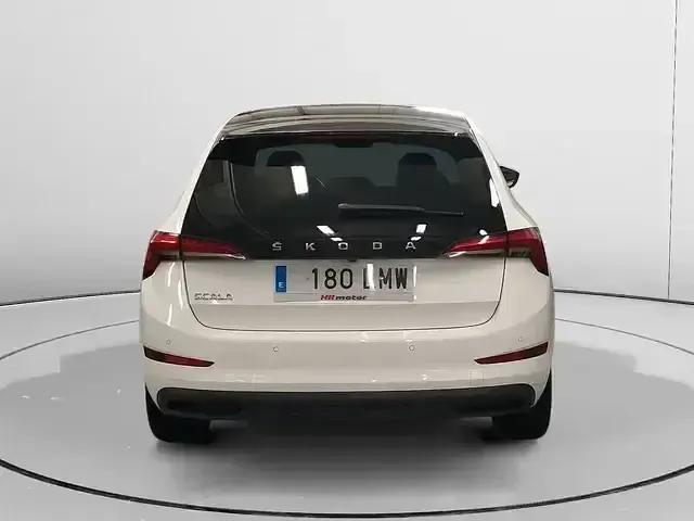 Usado Skoda Scala Style 110 CV (80 kW) 2021 Blanco Utilitario