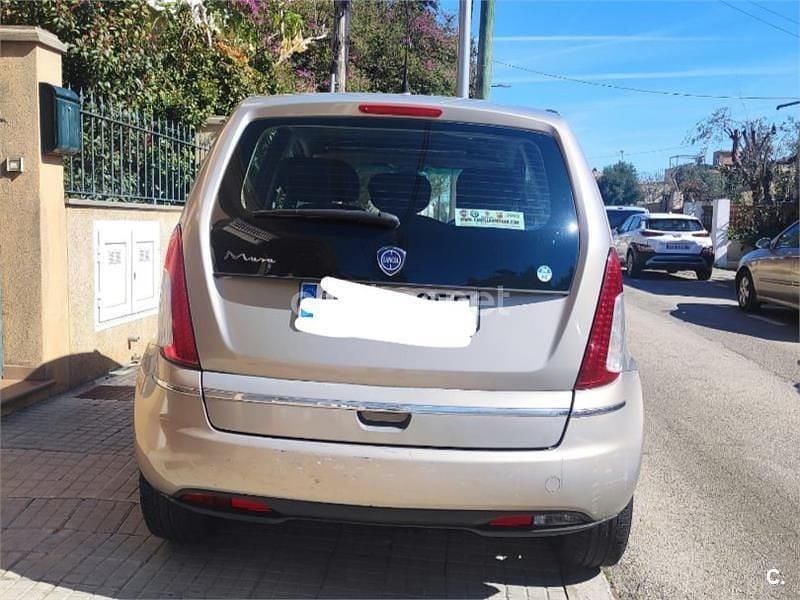 Usado Lancia Musa 95 CV (69 kW) 2008 Beige Monovolumen