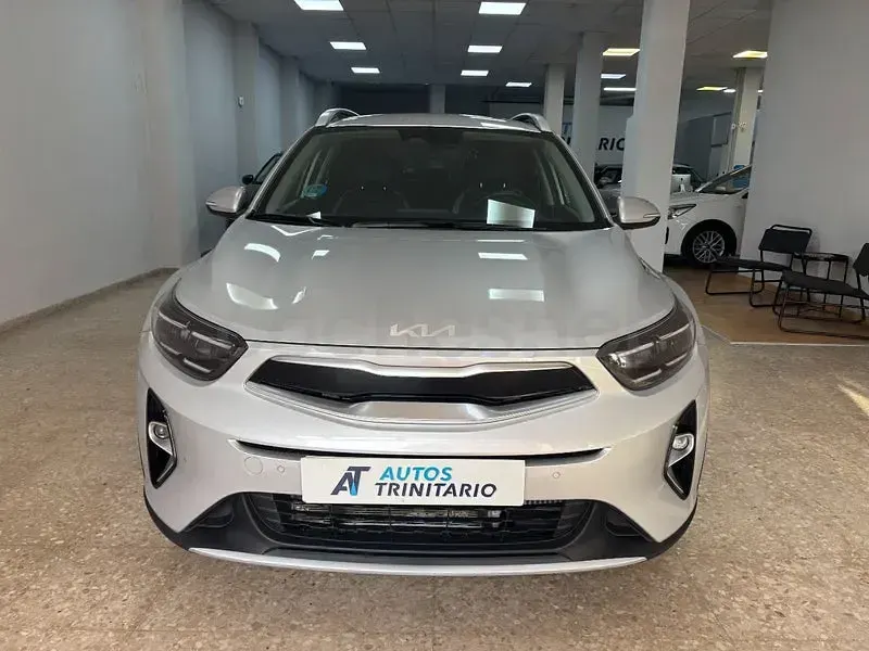 Usado Kia Stonic Style 100 CV (73 kW) 2025 Gris / plata SUV
