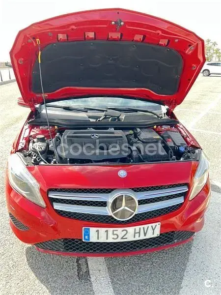 Usado Mercedes A180 Urban 109 CV (80 kW) 2014 Rojo Utilitario
