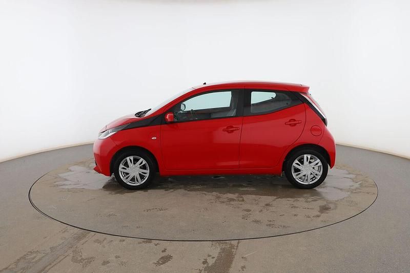 Usado Toyota Aygo X-play 70 CV (51 kW) 2016 Rojo Utilitario