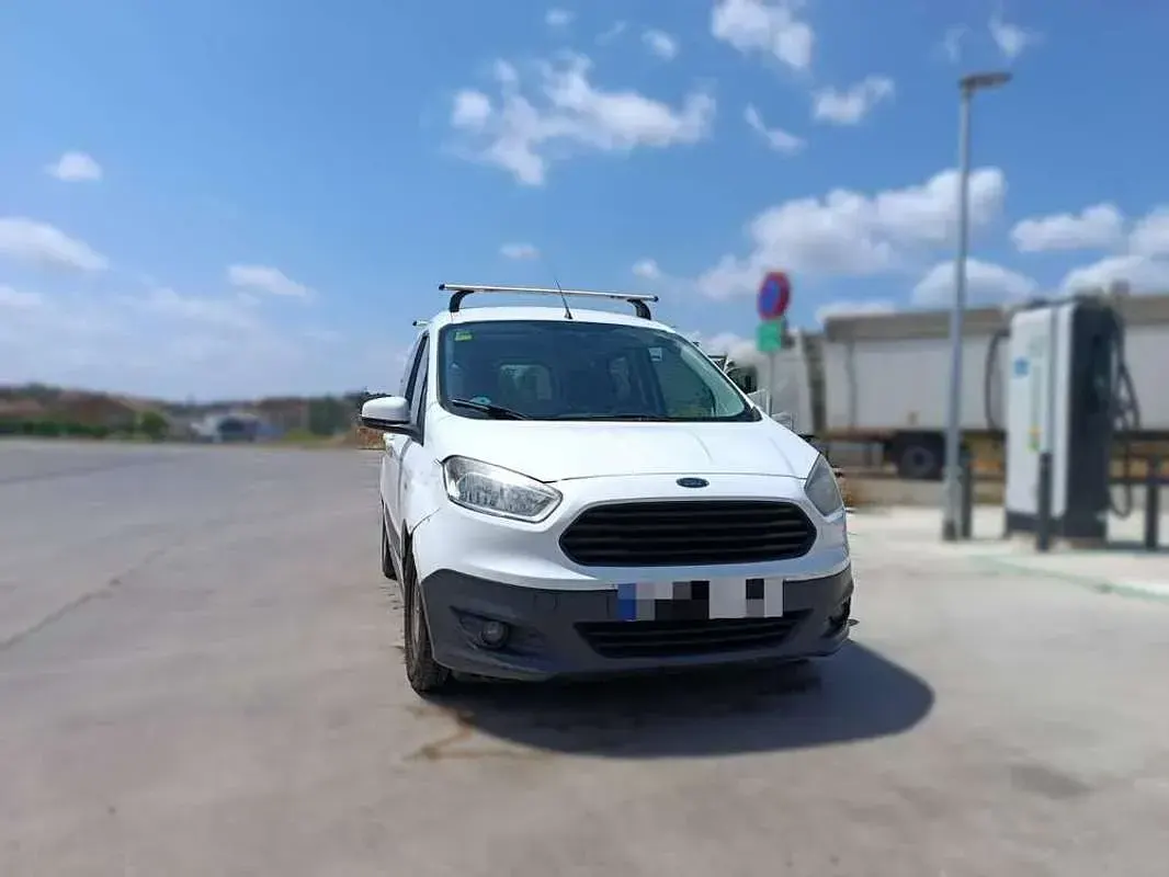 Usado Ford Tourneo Courier Ambiente 95 CV (69 kW) 2016 Blanco Monovolumen