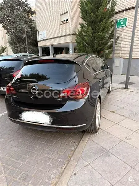 Usado Opel Astra Excellence 130 CV (95 kW) 2013 Negro Familiar