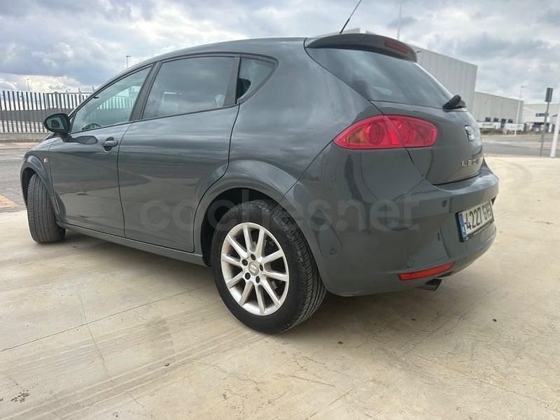 Usado Seat Leon Reference 105 CV (77 kW) 2010 Gris / plata Utilitario
