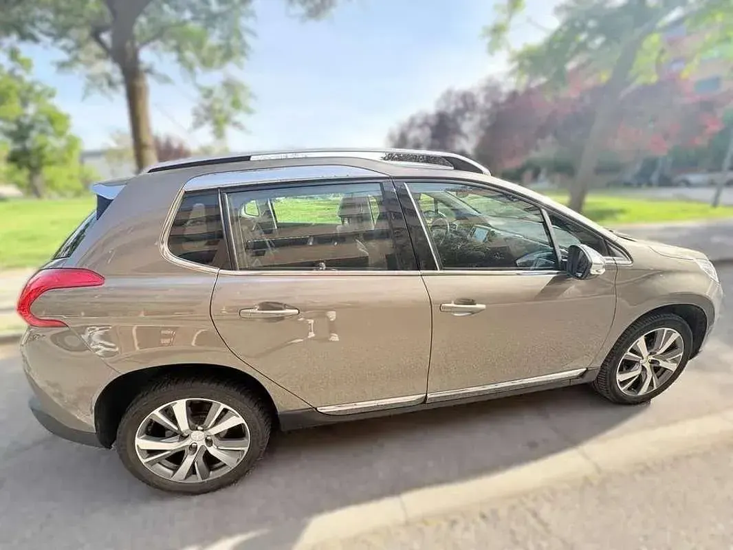 Usado Peugeot 2008 Allure 92 CV (67 kW) 2014 Gris SUV