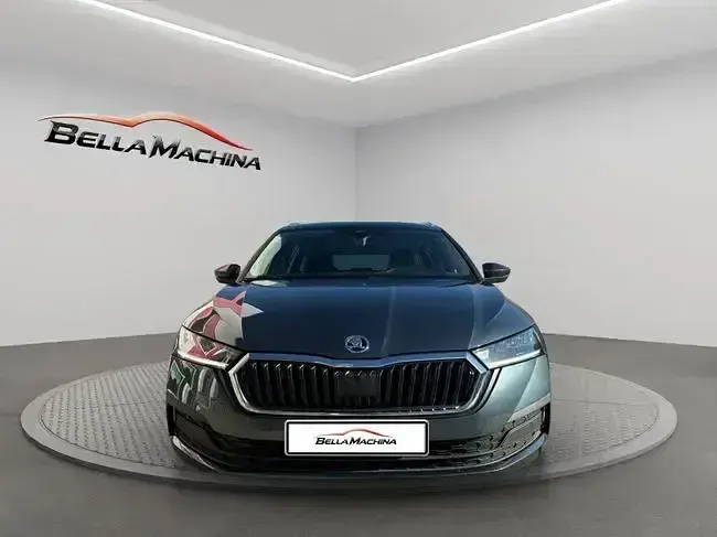 Usado Skoda Octavia Ambition 150 CV (110 kW) 2022 Gris Familiar