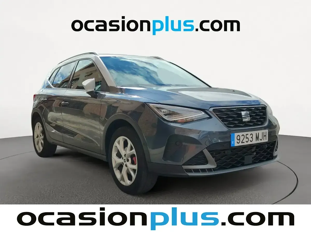 Usado Seat Arona FR 150 CV (110 kW) 2023 Gris / plata SUV