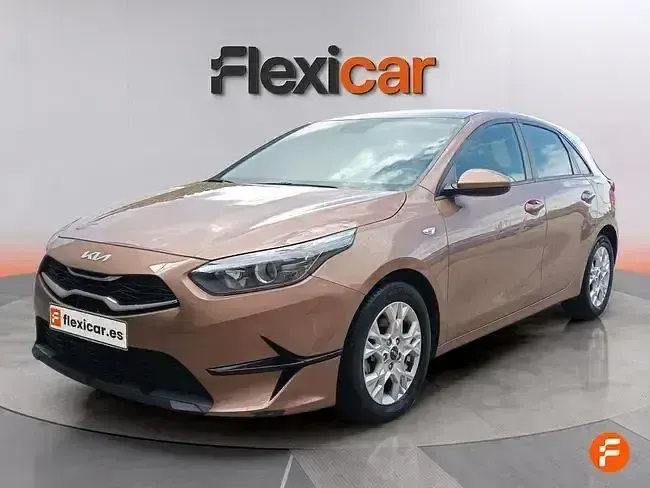 Usado Kia Ceed 100 CV (73 kW) 2023 Beige Utilitario