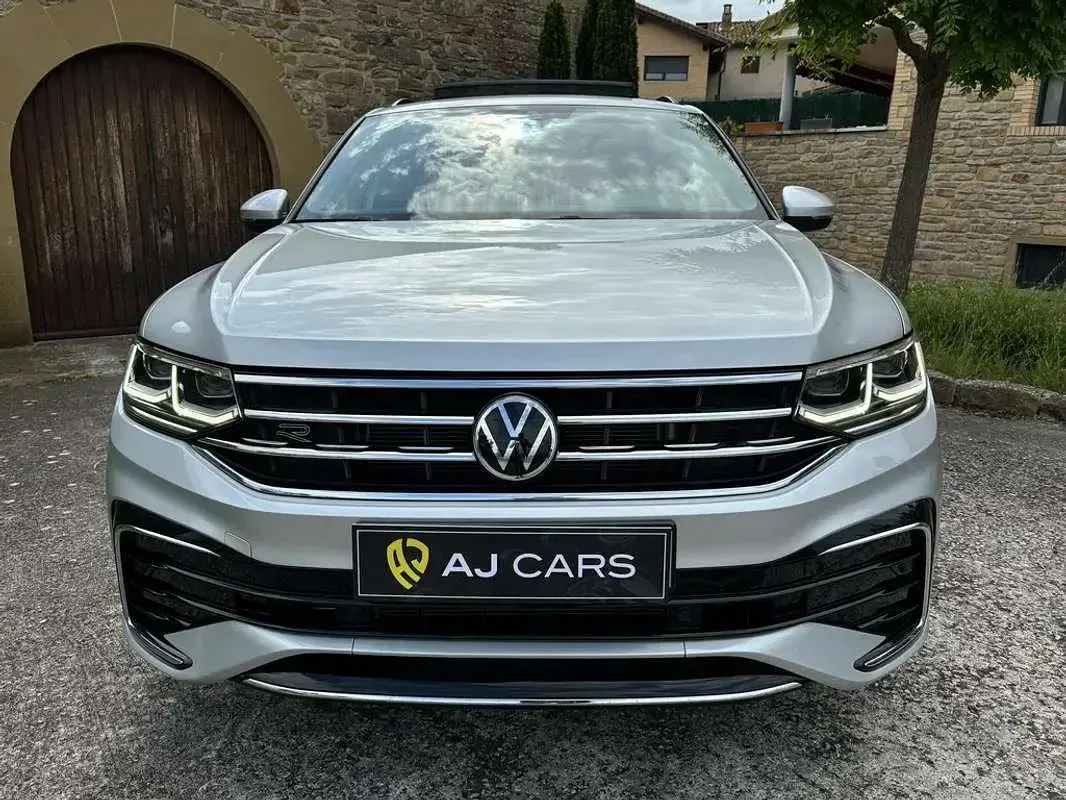 Usado VW Tiguan R-line 150 CV (110 kW) 2022 Gris / plata SUV