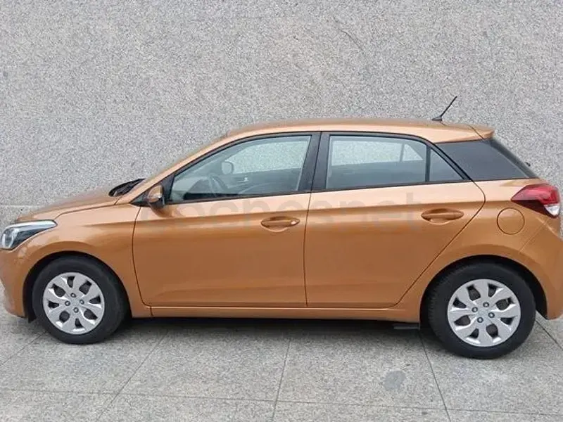 Usado Hyundai i20 84 CV (61 kW) 2016 Marrón Berlina