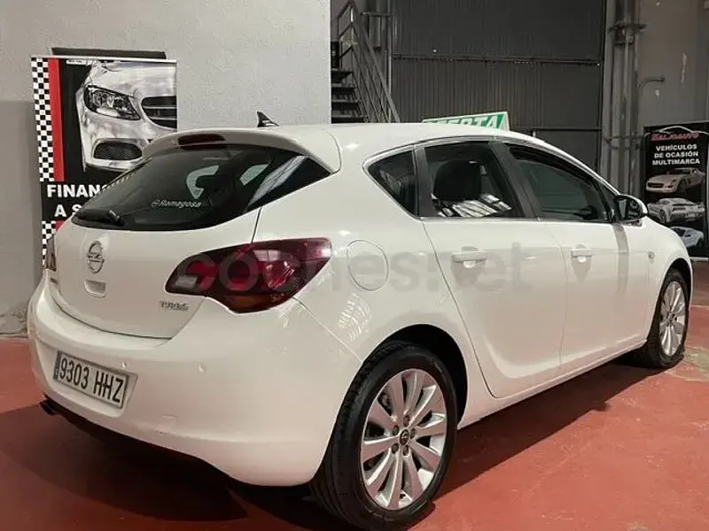 Usado Opel Astra Excellence 140 CV (102 kW) 2012 Blanco Berlina