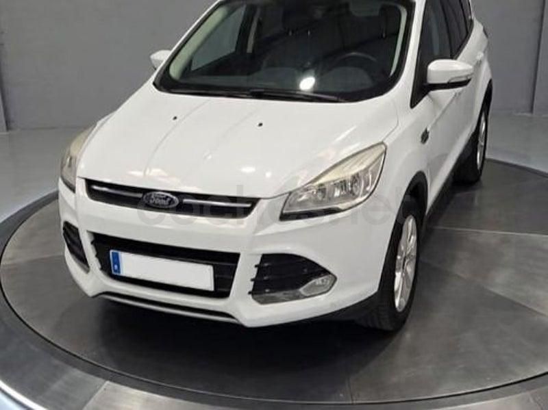 Usado Ford Kuga Trend 120 HP (88 kW) 2015 Branco SUV