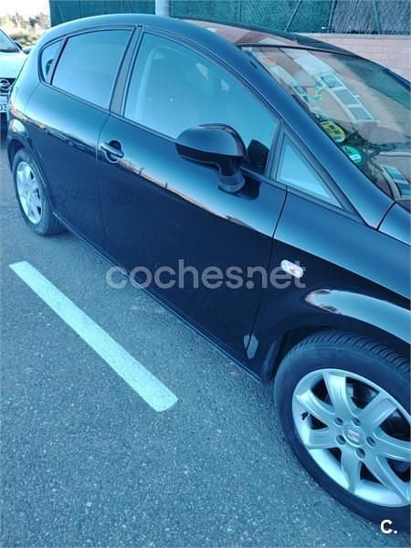 Usado Seat Leon Style 105 CV (77 kW) 2011 Negro Utilitario
