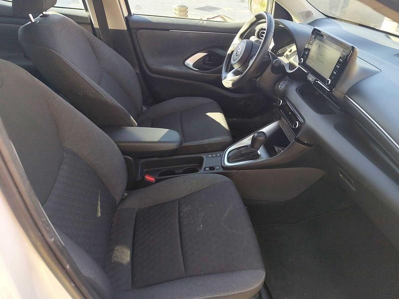 Usado Toyota Yaris Hybrid Active 116 CV (85 kW) 2021 Blanco