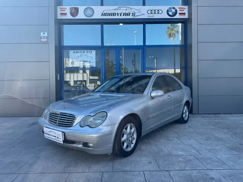Usado Mercedes C200 Elegance 122 CV (89 kW) 2004 Gris / plata Berlina