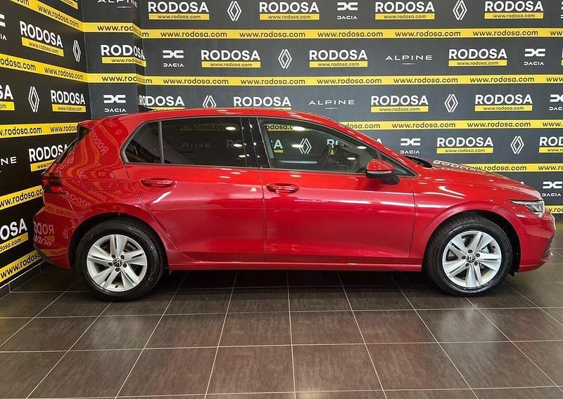 Usado VW Golf VIII Life 110 CV (80 kW) 2021 Rojo Berlina