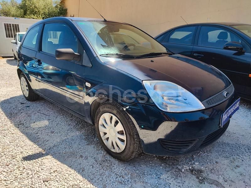 Azul Usado 2005 Ford Fiesta Ambiente Utilitario | 2499 € (Precio justo) - Imagen 1/4