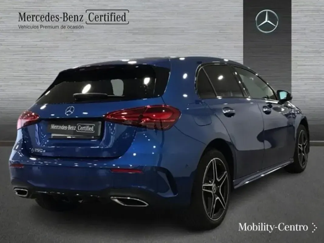 Usado Mercedes A250 AMG line 163 CV (119 kW) 2024 Azul denim metalizado