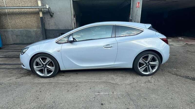 Usado Opel Astra GTC Sport 165 CV (121 kW) 2011 Azul Utilitario