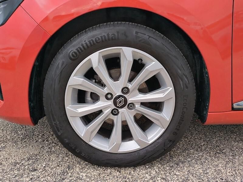 Usado Renault Clio V Techno 101 CV (74 kW) 2024 Naranja Berlina