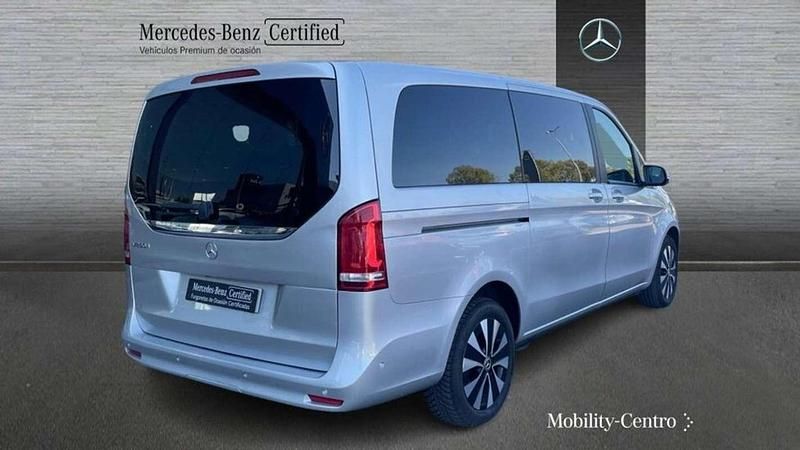 Usado Mercedes V250 2023 Plateado Monovolumen
